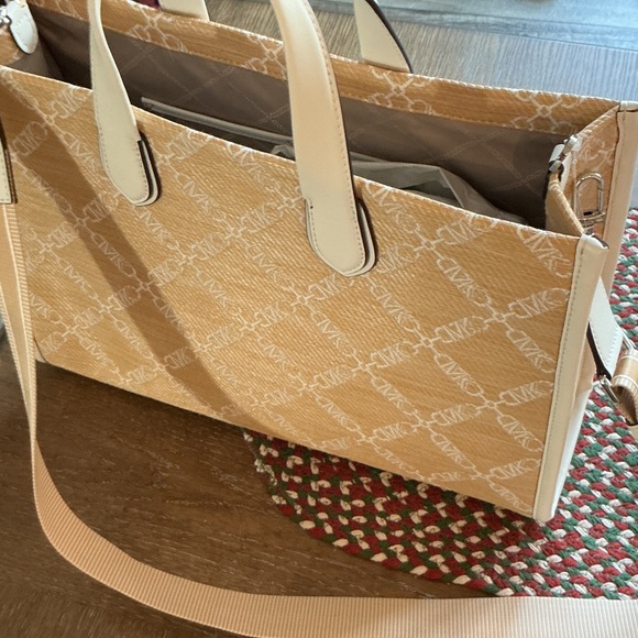 Michael Kors Beige and White Tote Bag “GIGI”. - Picture 10 of 13
